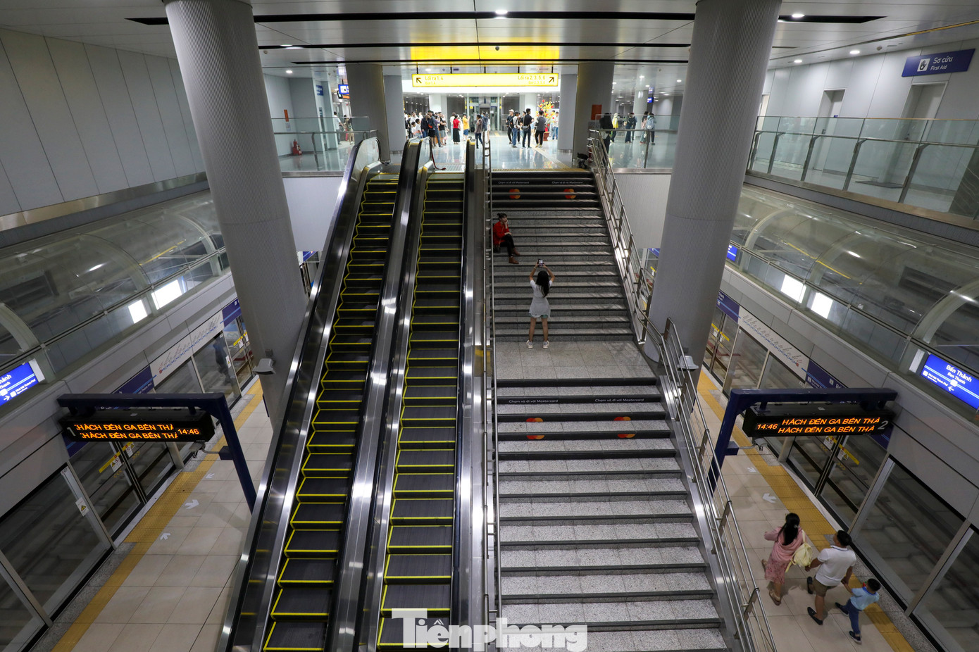 Ghi nhận của Tiền Phong từ lúc 14h, các khu vực tại ga Bến Thành thoáng đãng, hành khách thảnh thơi đi lại.