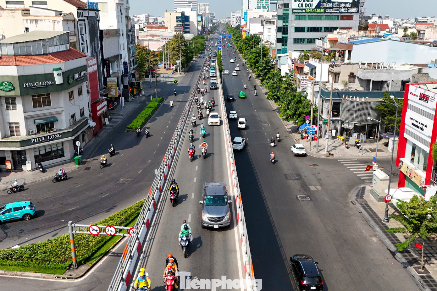 Người dân TPHCM đang dần trở lại cuộc sống bình thường sau kỳ nghỉ Tết, nhiều tuyến đường bắt đầu đông đúc và nhộn nhịp. Trong ảnh là đường Cộng Hoà (quận Tân Bình).