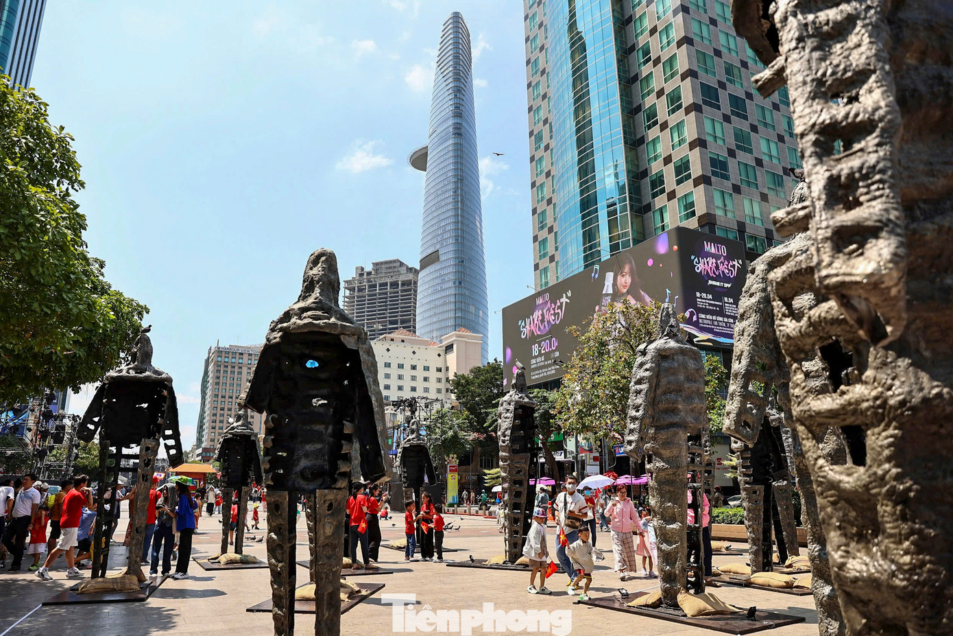 Một khu vực trưng bày khác là tượng nhôm đúc cao 3,3-4,5 m.