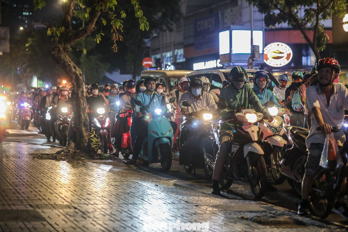 Từ ngày 1/1/2025, theo nghị định 168, chạy xe máy trên vỉa hè, trừ trường hợp để vào nhà, cơ quan, sẽ bị xử phạt 4 - 6 triệu đồng. Từ ngày 1/1/2025, theo nghị định 168, chạy xe máy trên vỉa hè, trừ trường hợp để vào nhà, cơ quan, sẽ bị xử phạt 4 - 6 triệu đồng.