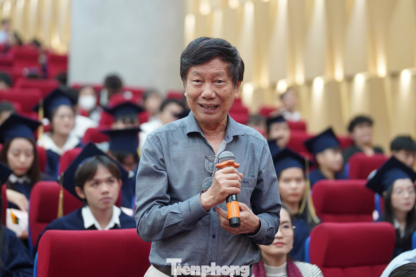 PGS. TS. Lê Văn Nam - Phó chủ tịch Hội đồng Đại học Quản lý và Công nghệ TPHCM (UMT) - lần đầu tham gia chương trình Nâng bước Thủ khoa xúc động chia sẻ: "Chúng tôi cảm ơn Báo Tiền Phong vì đã tổ chức một chương trình đầy ý nghĩa suốt 9 năm qua. Cảm ơn các bạn thủ khoa, mong rằng các em sau ngày hôm nay, sau khi nhận phần thưởng các em phải cố gắng hơn nữa, làm sao để nuôi dưỡng, phấn đấu và hướng dẫn cho thế hệ các đàn em cùng tiến lên".