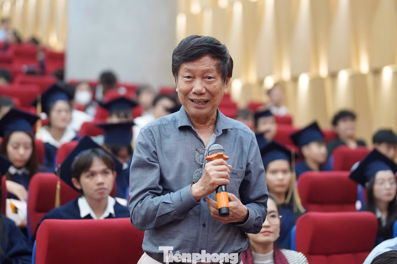 PGS. TS. Lê Văn Nam - Phó chủ tịch Hội đồng Đại học Quản lý và Công nghệ TPHCM (UMT) - lần đầu tham gia chương trình Nâng bước Thủ khoa xúc động chia sẻ: "Chúng tôi cảm ơn Báo Tiền Phong vì đã tổ chức một chương trình đầy ý nghĩa suốt 9 năm qua. Cảm ơn các bạn thủ khoa, mong rằng các em sau ngày hôm nay, sau khi nhận phần thưởng các em phải cố gắng hơn nữa, làm sao để nuôi dưỡng, phấn đấu và hướng dẫn cho thế hệ các đàn em cùng tiến lên".