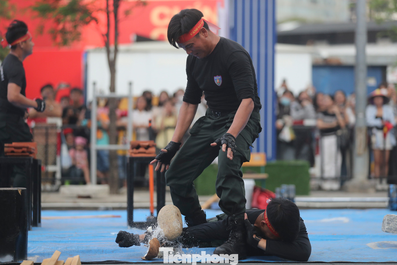 Lực lượng công an biểu diễn võ thuật và khí công. Ảnh: Duy Anh.