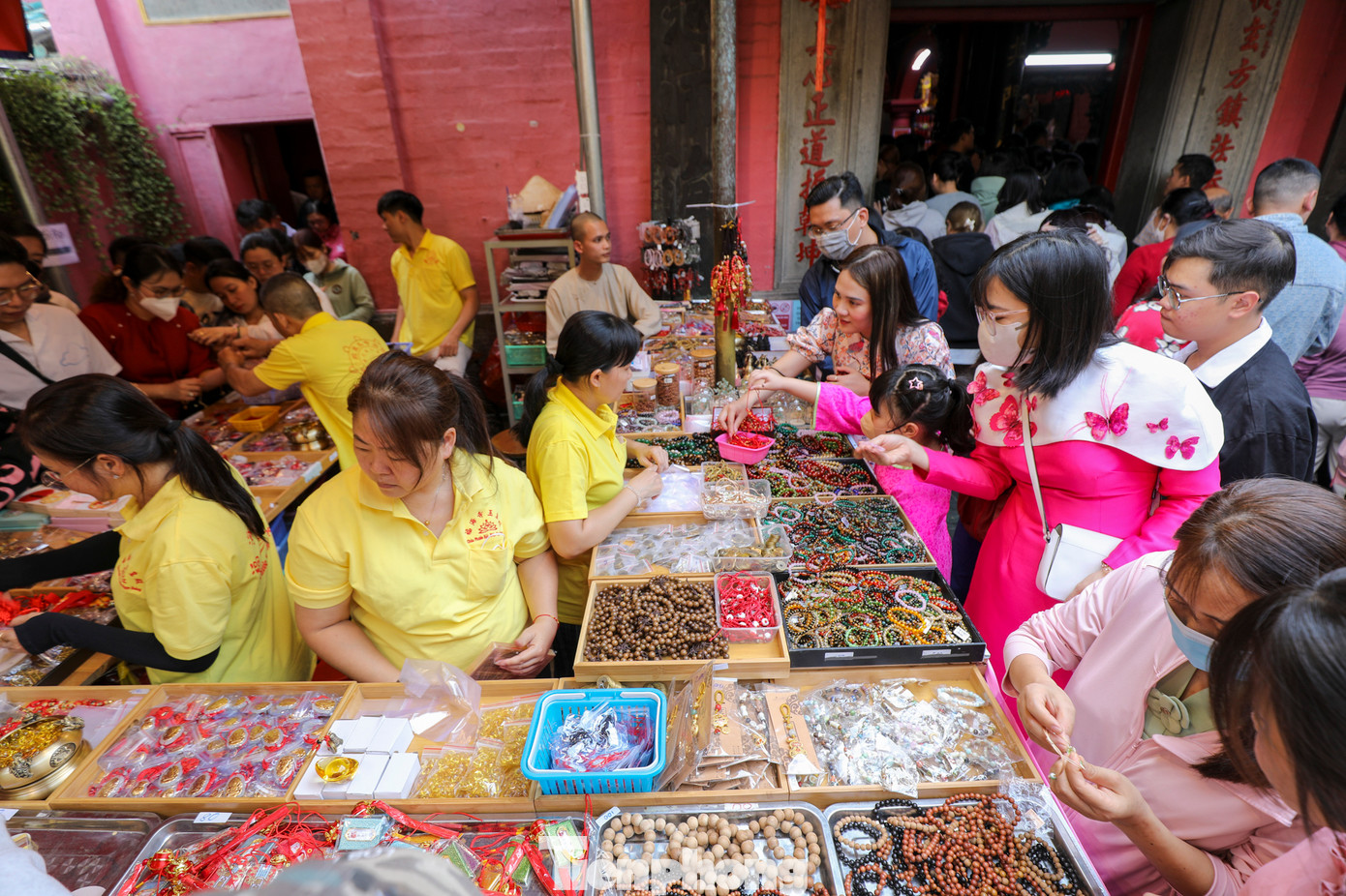 Những quầy hàng lưu niệm cũng đông nghịt du khách đến mua.