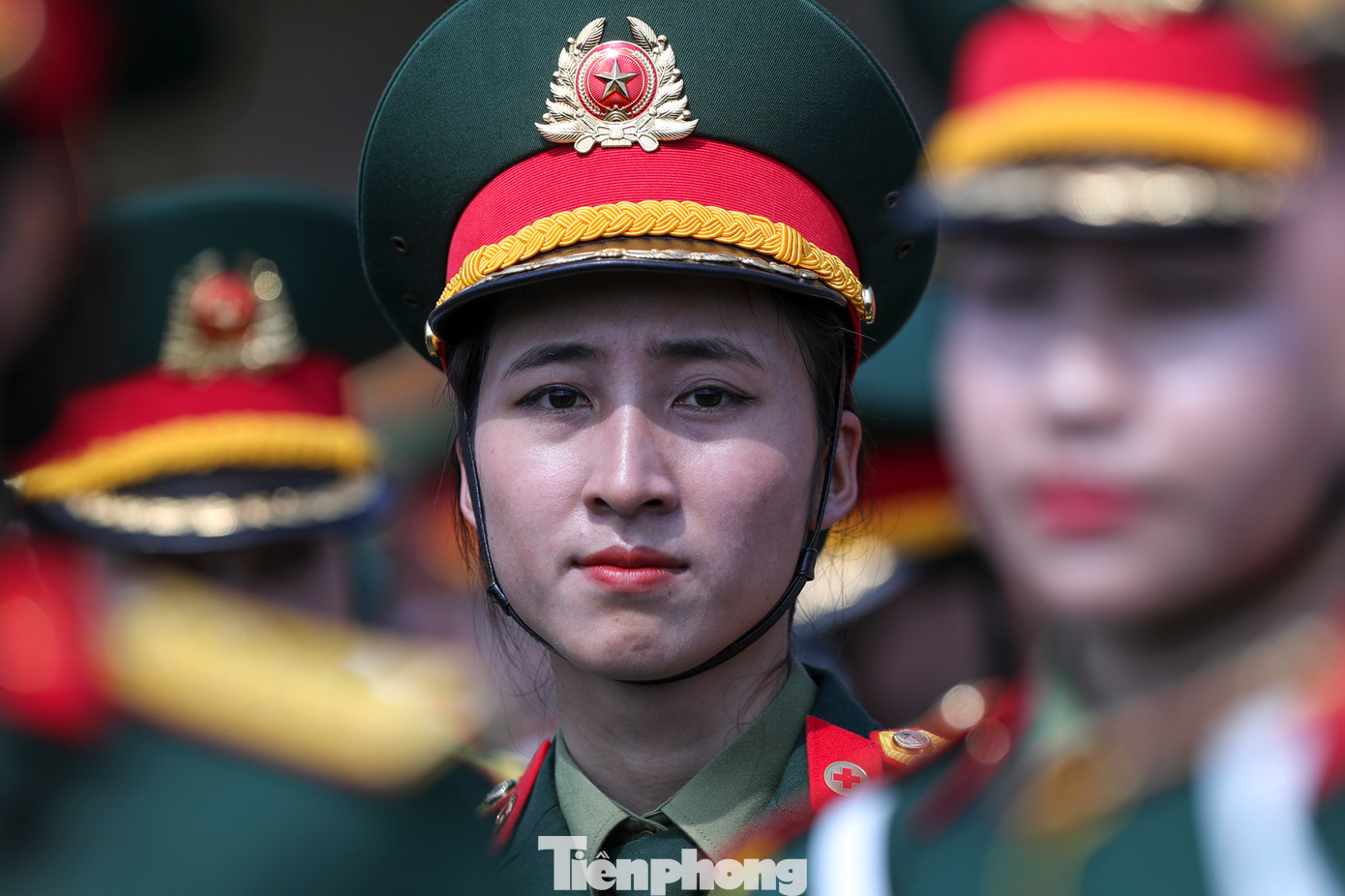 Vẻ đẹp dịu dàng hòa quyện với sự mạnh mẽ, bản lĩnh đã tôn vinh hình ảnh người phụ nữ Việt Nam thời đại mới - vừa mềm mại, vừa kiên cường.