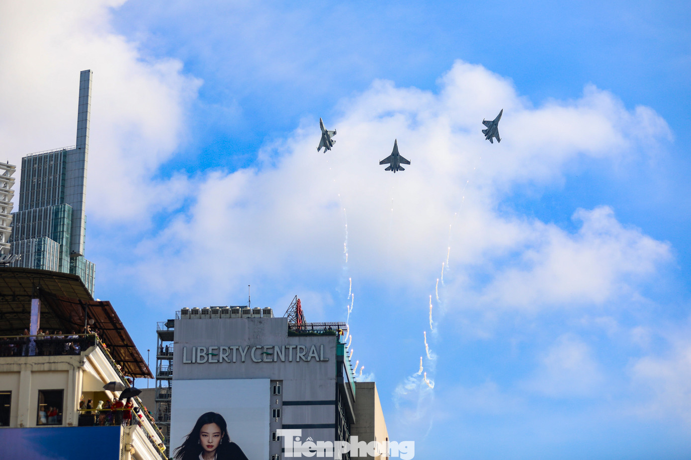 Khoảnh khắc "hổ mang chúa" Su30-MK2 tách nhau, sau đó thả bẫy nhiệt trên không trung.