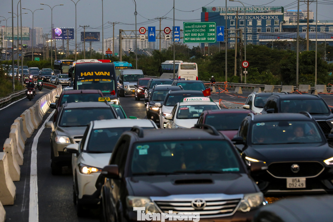 Khu vực này từ lâu đã là &quot;điểm nóng&quot; ùn tắc giao thông, đặc biệt vào các dịp lễ, Tết, gây ảnh hưởng lớn đến việc đi lại của người dân và hoạt động vận tải.