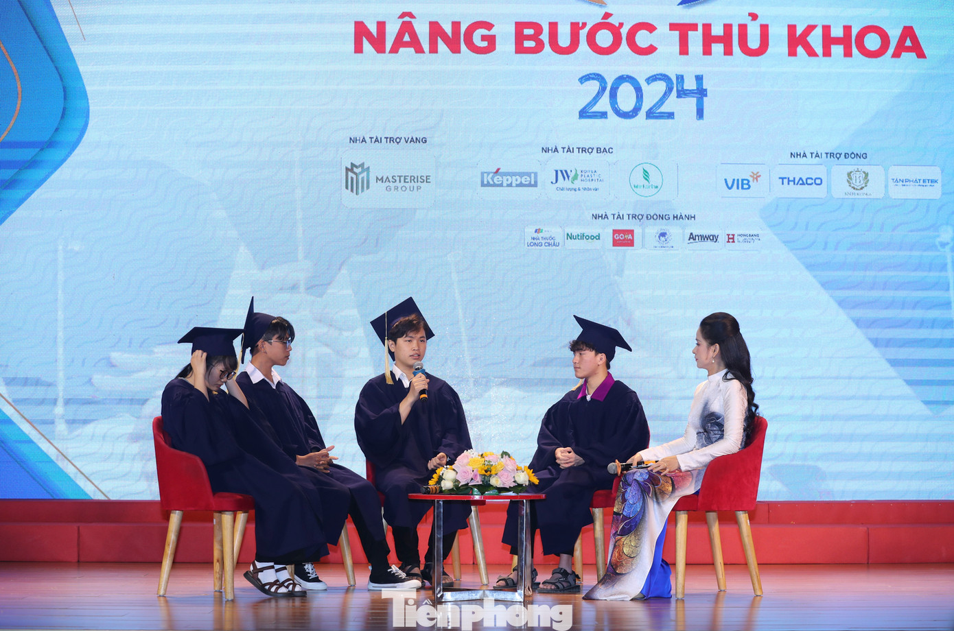 Là một cậu bé mắc dị tật sứt môi, hở hàm ếch, bị bỏ rơi ở chân cầu lúc còn đỏ hỏn, Lê Văn Lộc chia sẻ: "Con đường em chọn là con đường học tập. Tương lai của em là khoảng thời gian rất dài ở phía trước nên phải chăm chỉ học tập để thành công và có cơ hội giúp đỡ các em khó khăn, không có điều kiện đến trường".