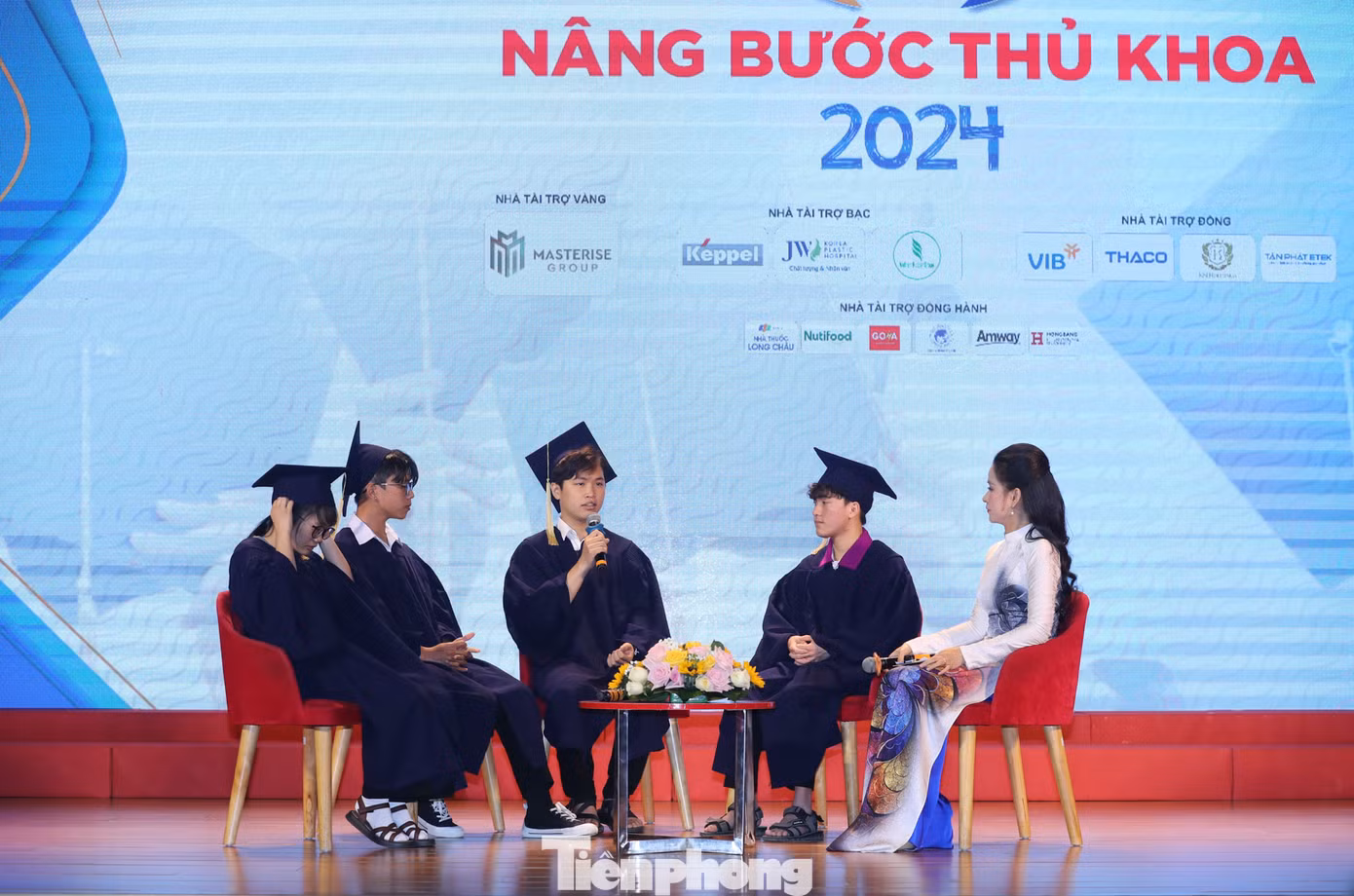 Là một cậu bé mắc dị tật sứt môi, hở hàm ếch, bị bỏ rơi ở chân cầu lúc còn đỏ hỏn, Lê Văn Lộc chia sẻ: "Con đường em chọn là con đường học tập. Tương lai của em là khoảng thời gian rất dài ở phía trước nên phải chăm chỉ học tập để thành công và có cơ hội giúp đỡ các em khó khăn, không có điều kiện đến trường".