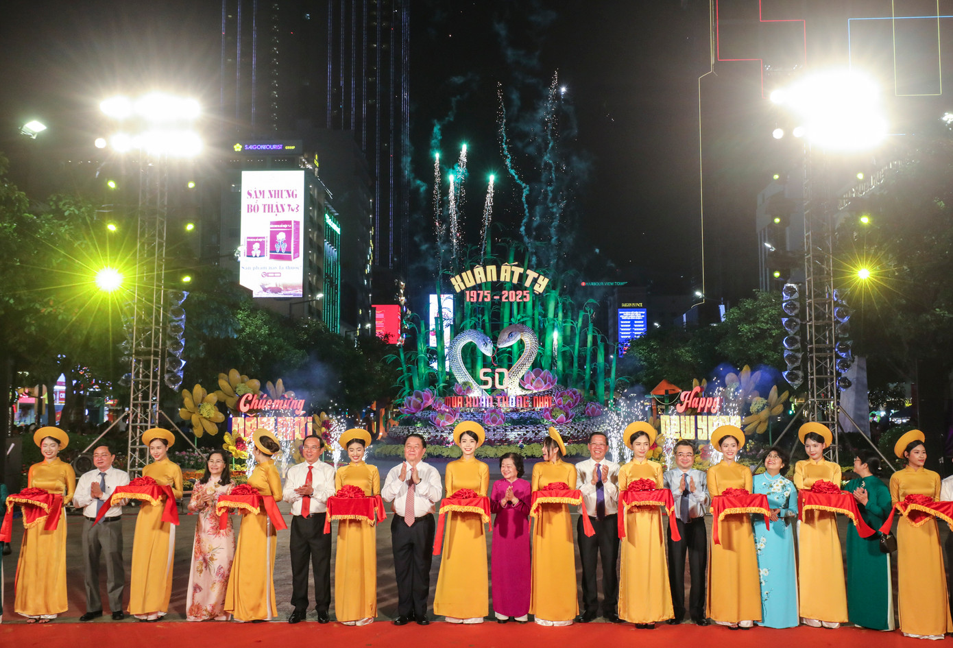 Từ 20 giờ ngày 27/1 (28 Tết), đường hoa Nguyễn Huệ Tết Ất Tỵ 2025 (TPHCM) chính thức khai mạc và mở cửa phục vụ người dân tham quan, thưởng ngoạn.