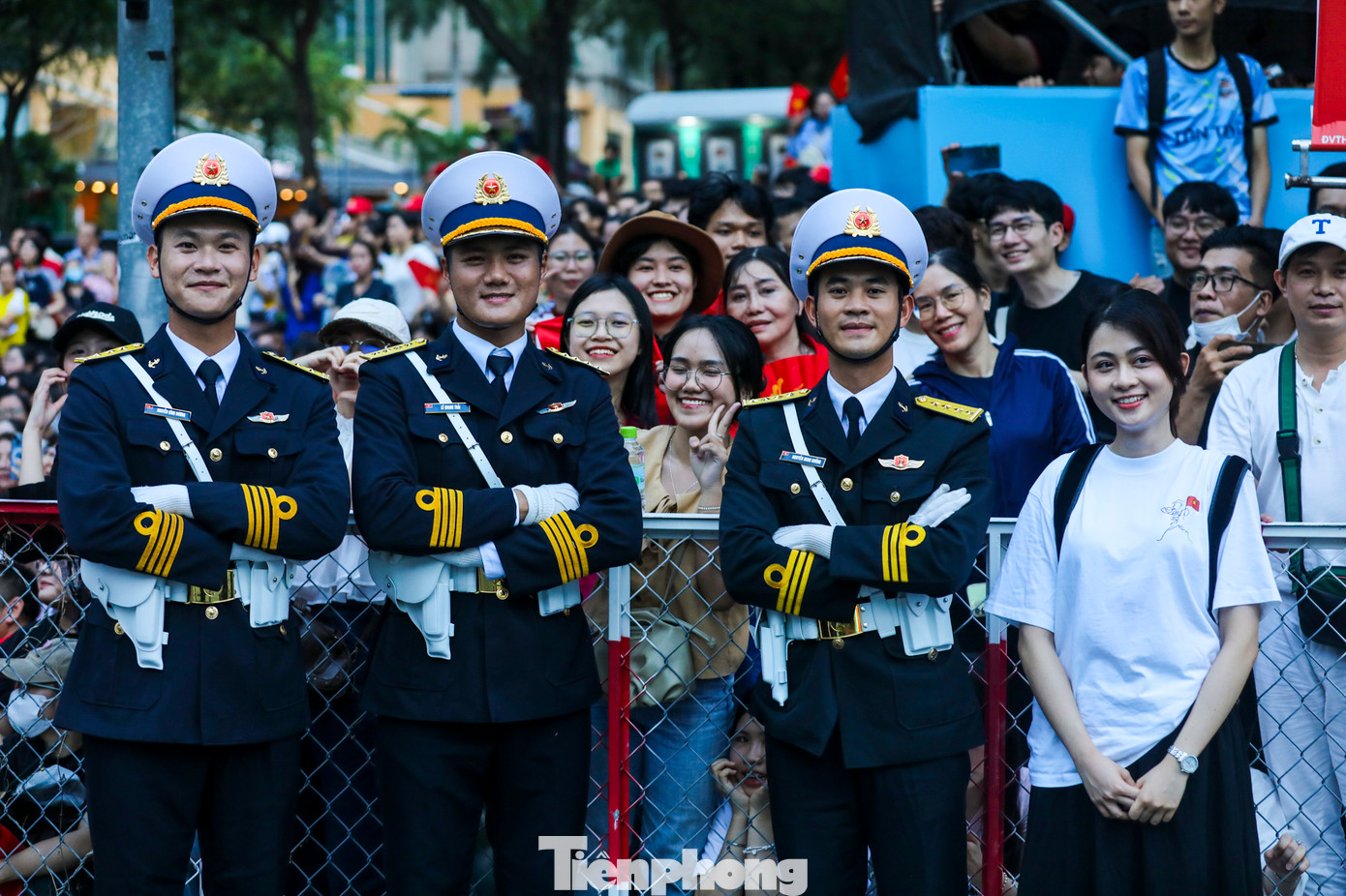 Trong đám đông, không ít bạn trẻ đã có mặt từ sớm, háo hức tìm cho mình vị trí đẹp ven đường Lê Duẩn để có thể vừa theo dõi toàn cảnh buổi sơ duyệt, vừa giao lưu cùng các chiến sĩ.