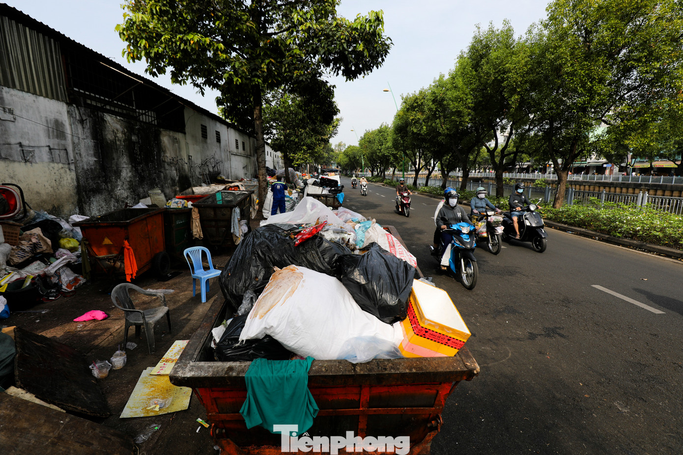 Trên địa bàn quận 3, tại khu vực đường Hoàng Sa, mùi hôi của rác bay xa hàng trăm mét &quot;tra tấn&quot; người dân địa phương và người đi đường