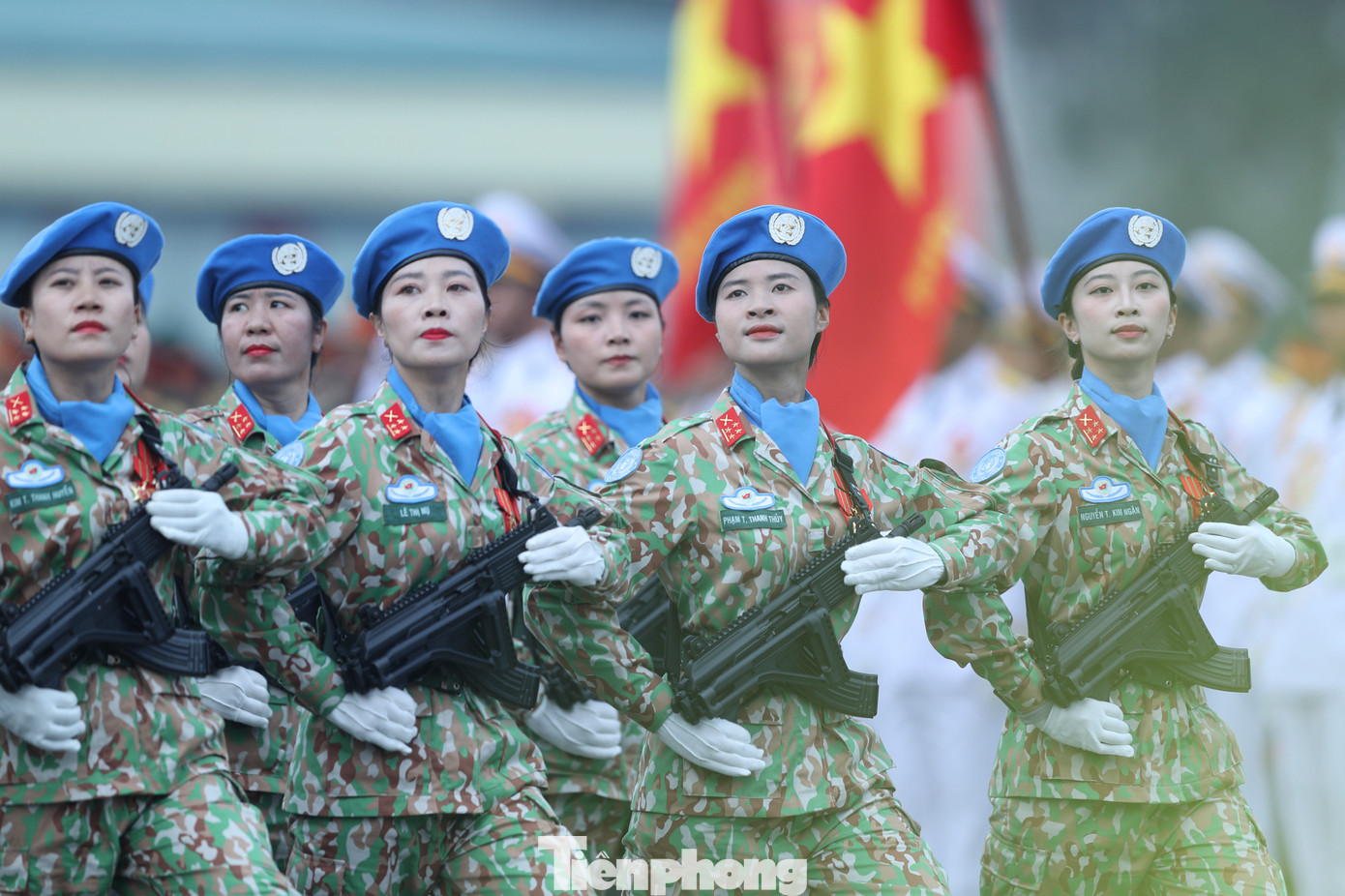 Xuất hiện trước lễ đài, đội hình diễu binh, diễu hành của các khối nữ quân nhân, nữ cảnh sát khiến người xem khó rời mắt với những khuôn mặt bừng sáng.