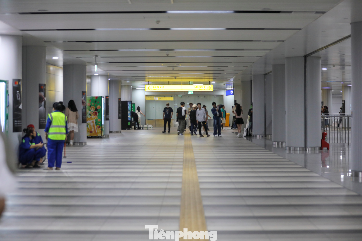 Trái ngược với sự đông đúc những ngày trước, trong ngày mùng 5 Tết Nguyên đán Ất Tỵ, ga Bến Thành vắng vẻ bất ngờ.