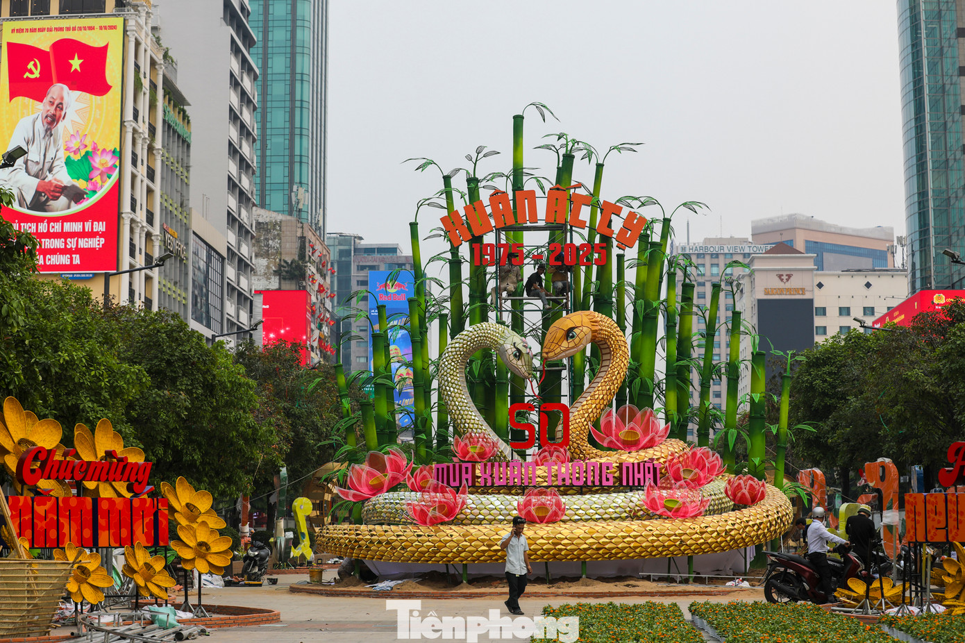 Sáng 21/1, cặp đôi linh vật rắn ở đường hoa Nguyễn Huệ Tết Ất Tỵ đã lộ diện gây ấn tượng với người dân TPHCM và du khách vì kích thước khổng lồ, uốn lượn đan xen tạo hình trái tim độc đáo.