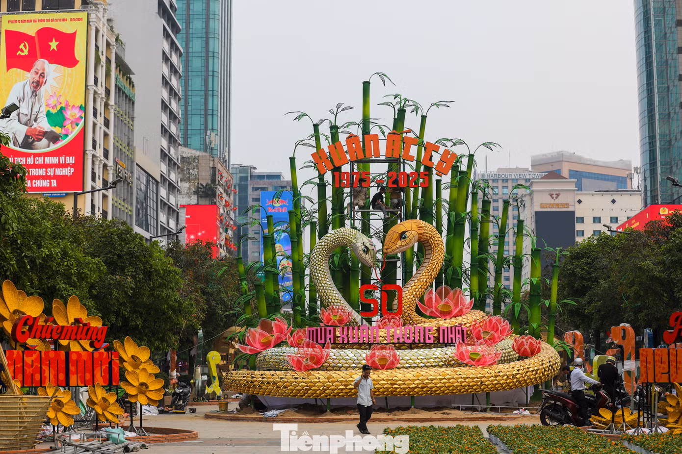 Sáng 21/1, cặp đôi linh vật rắn ở đường hoa Nguyễn Huệ Tết Ất Tỵ đã lộ diện gây ấn tượng với người dân TPHCM và du khách vì kích thước khổng lồ, uốn lượn đan xen tạo hình trái tim độc đáo.