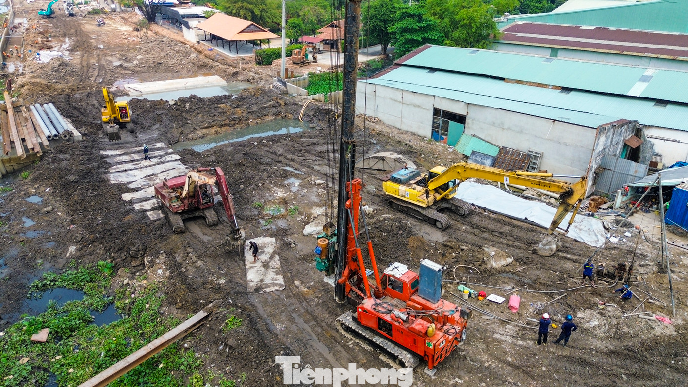 Trên công trường, lực lượng kỹ sư, công nhân đang thi công cọc bê tông, xử lý nền đất yếu bằng cọc xi măng đất, xây dựng các cống và lắp đặt cống thoát nước.