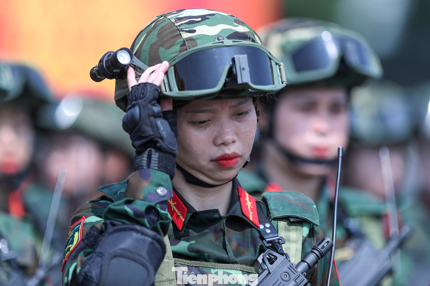 Nhiệt độ ngoài trời hơn 37 độ C, nhưng các nữ chiến sĩ vẫn tích cực luyện tập, chuẩn bị cho lễ diễu binh, diễu hành kỷ niệm 50 năm Ngày Giải phóng miền Nam.