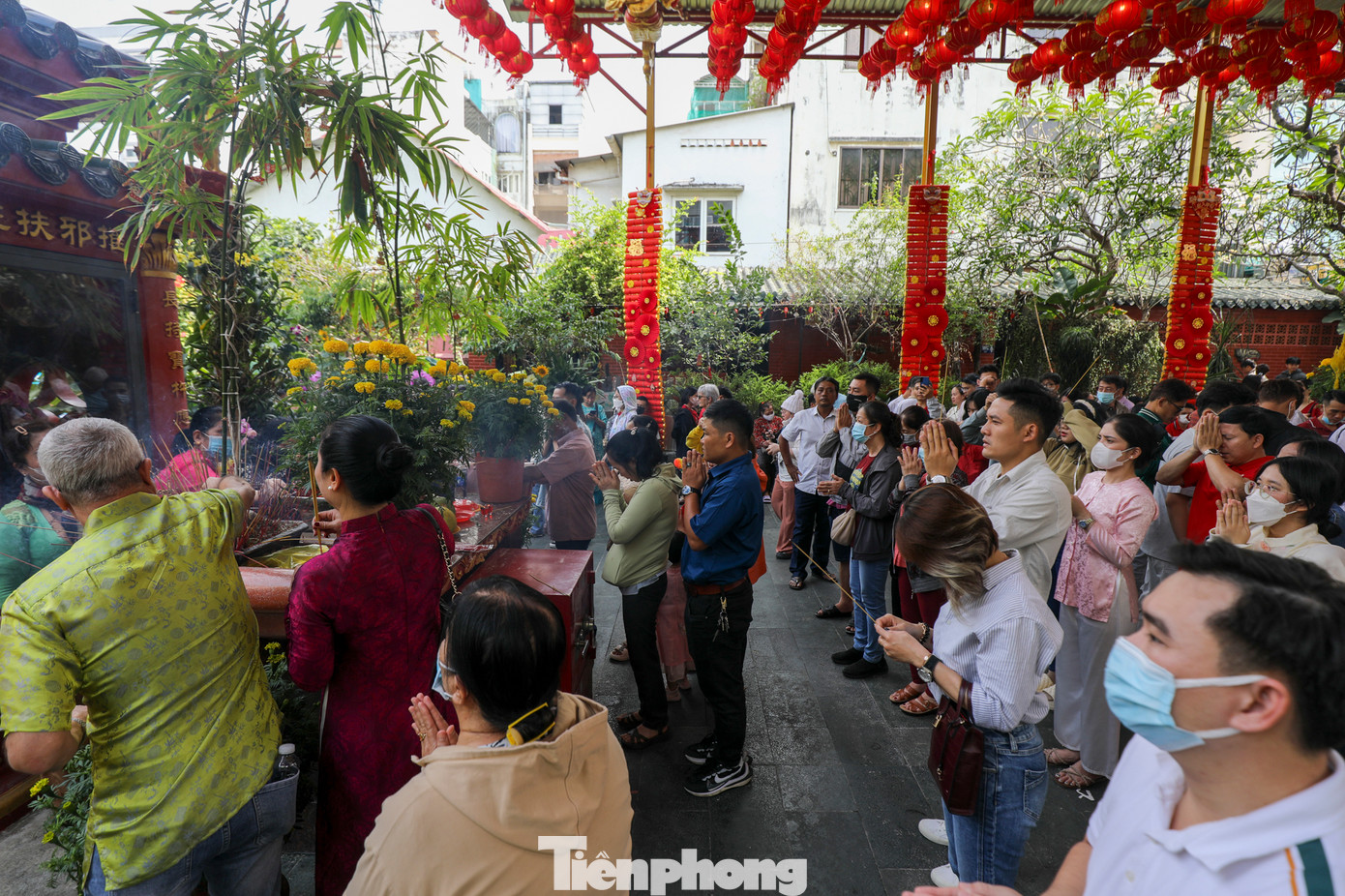 Ao nước giữa sân cũng đông đúc người vãn cảnh, vái vọng tượng thờ, ngắm đàn cá.