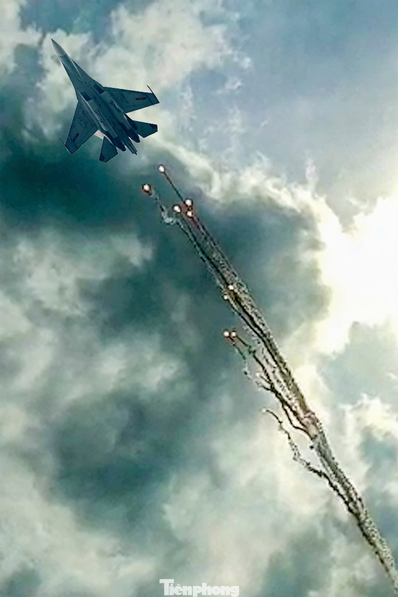 Trước lúc hạ cánh, một chiếc Su30-MK2 đã thả bẫy nhiệt trong khoảng 30 giây.