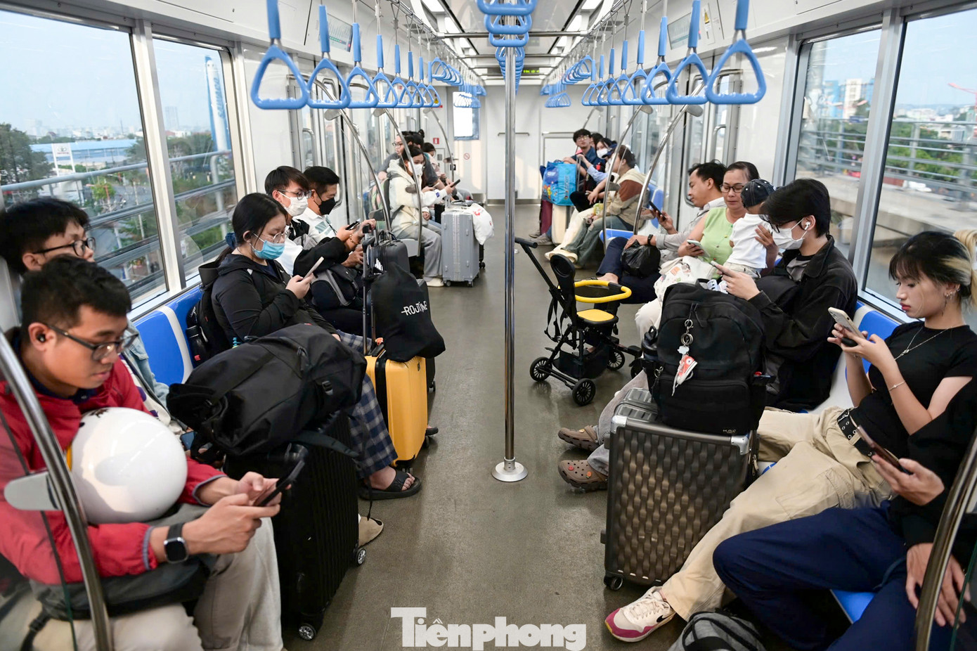 Thời điểm này, đa phần là sinh viên đã được nghỉ học, lên tàu để trung chuyển về quê sớm với gia đình.