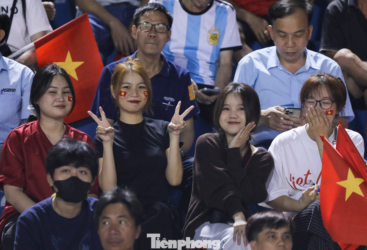 Không thiếu những cổ động viên nữ xinh đẹp đến cổ vũ các thần tượng của mình.