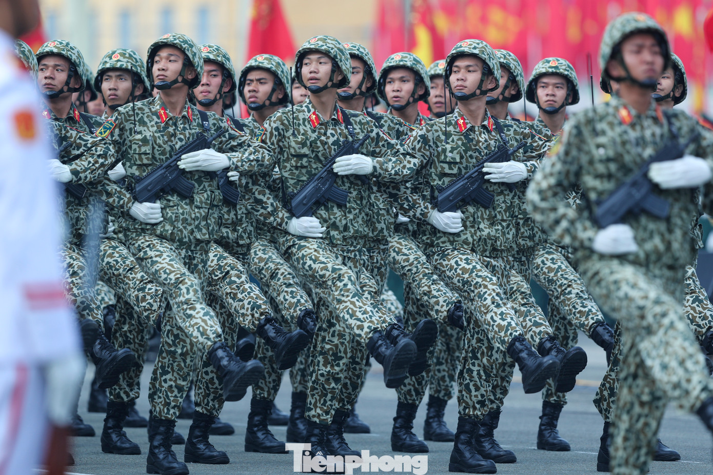 Để có được những hình ảnh đẹp, ấn tượng này, các chiến sĩ đã trải qua những ngày phơi nắng, dầm mưa tập luyện. Tất cả cùng nỗ lực để những bước chân, ánh mắt, đánh mặt sẽ được thế giới biết đến.