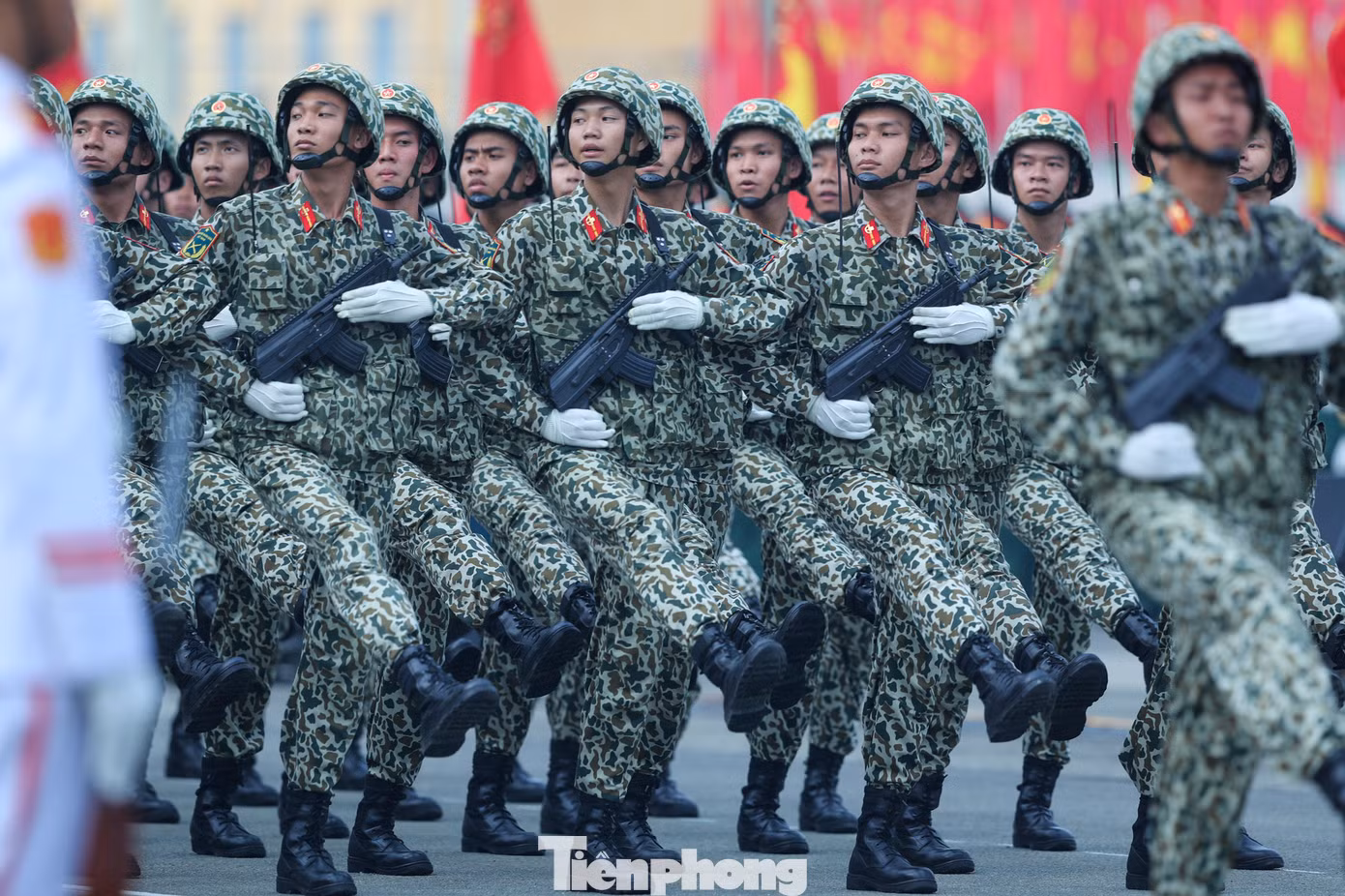 Để có được những hình ảnh đẹp, ấn tượng này, các chiến sĩ đã trải qua những ngày phơi nắng, dầm mưa tập luyện. Tất cả cùng nỗ lực để những bước chân, ánh mắt, đánh mặt sẽ được thế giới biết đến.