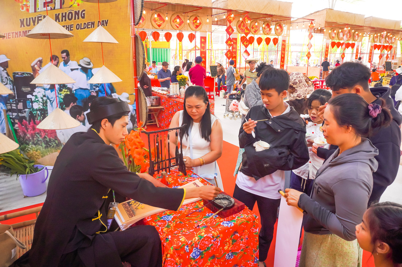 Khách du xuân được trải nghiệm hành trình hóa thân trong trang phục xưa (mặc áo dài, đội khăn đóng-khăn xếp) trong không gian làng quê mộc mạc, trải nghiệm văn hóa Tết cổ truyền như: Xin chữ ông đồ, gieo quẻ, nhảy sạp, viết lời chúc lên cây nêu. Khách du xuân được trải nghiệm hành trình hóa thân trong trang phục xưa (mặc áo dài, đội khăn đóng-khăn xếp) trong không gian làng quê mộc mạc, trải nghiệm văn hóa Tết cổ truyền như: Xin chữ ông đồ, gieo quẻ, nhảy sạp, viết lời chúc lên cây nêu.