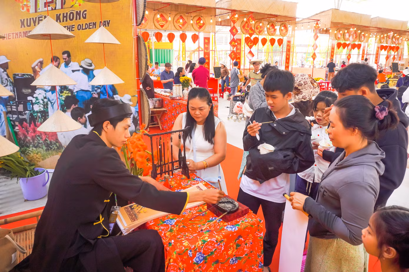Khách du xuân được trải nghiệm hành trình hóa thân trong trang phục xưa (mặc áo dài, đội khăn đóng-khăn xếp) trong không gian làng quê mộc mạc, trải nghiệm văn hóa Tết cổ truyền như: Xin chữ ông đồ, gieo quẻ, nhảy sạp, viết lời chúc lên cây nêu. Khách du xuân được trải nghiệm hành trình hóa thân trong trang phục xưa (mặc áo dài, đội khăn đóng-khăn xếp) trong không gian làng quê mộc mạc, trải nghiệm văn hóa Tết cổ truyền như: Xin chữ ông đồ, gieo quẻ, nhảy sạp, viết lời chúc lên cây nêu.