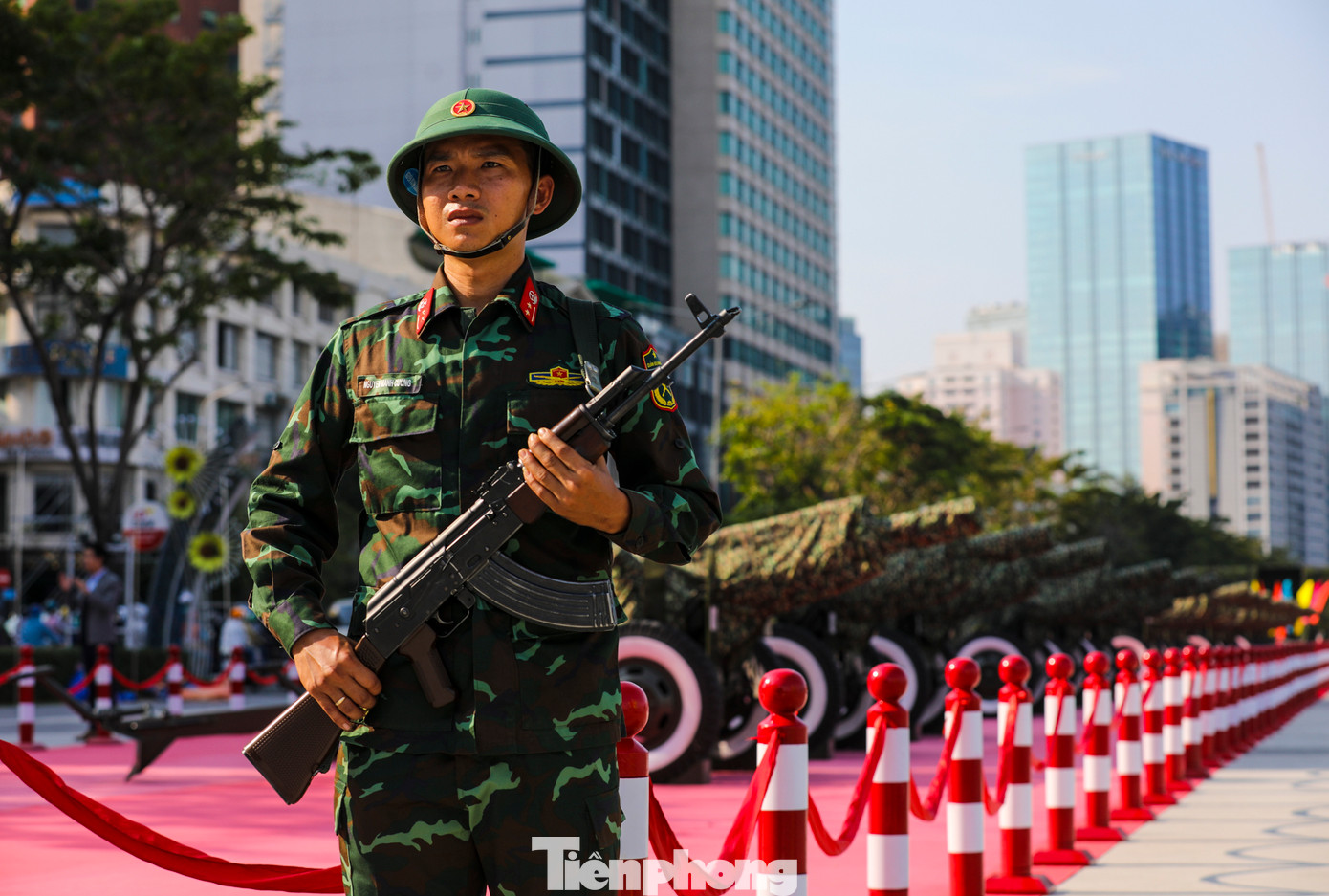 Khu vực quanh trận địa pháo được rào chắn cẩn thận, kiểm soát nghiêm ngặt, đảm bảo an ninh tuyệt đối cho toàn bộ quá trình chuẩn bị.