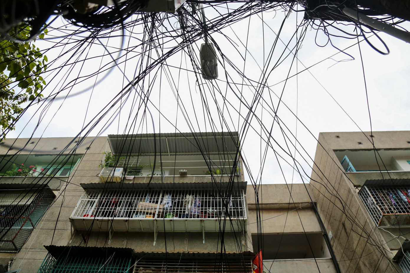 Dây điện chằng chịt, dẫn vào chung cư cũ có nguy cơ cháy nổ rất cao.