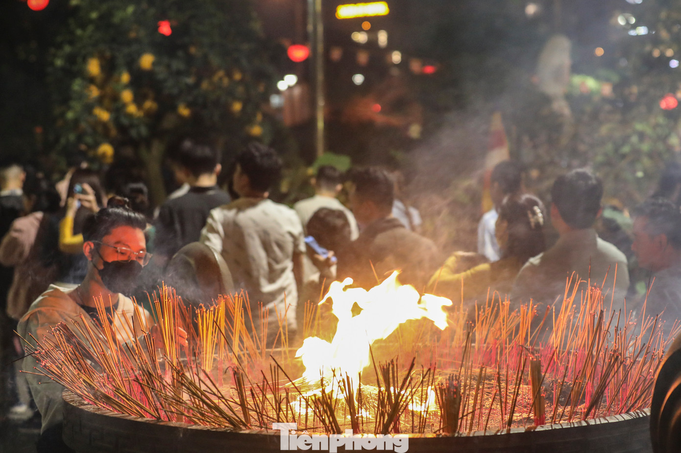 Người dân đến chùa có người cầu tài, cầu lộc, cầu duyên, có người cầu bình an và sức khỏe cho gia đình.