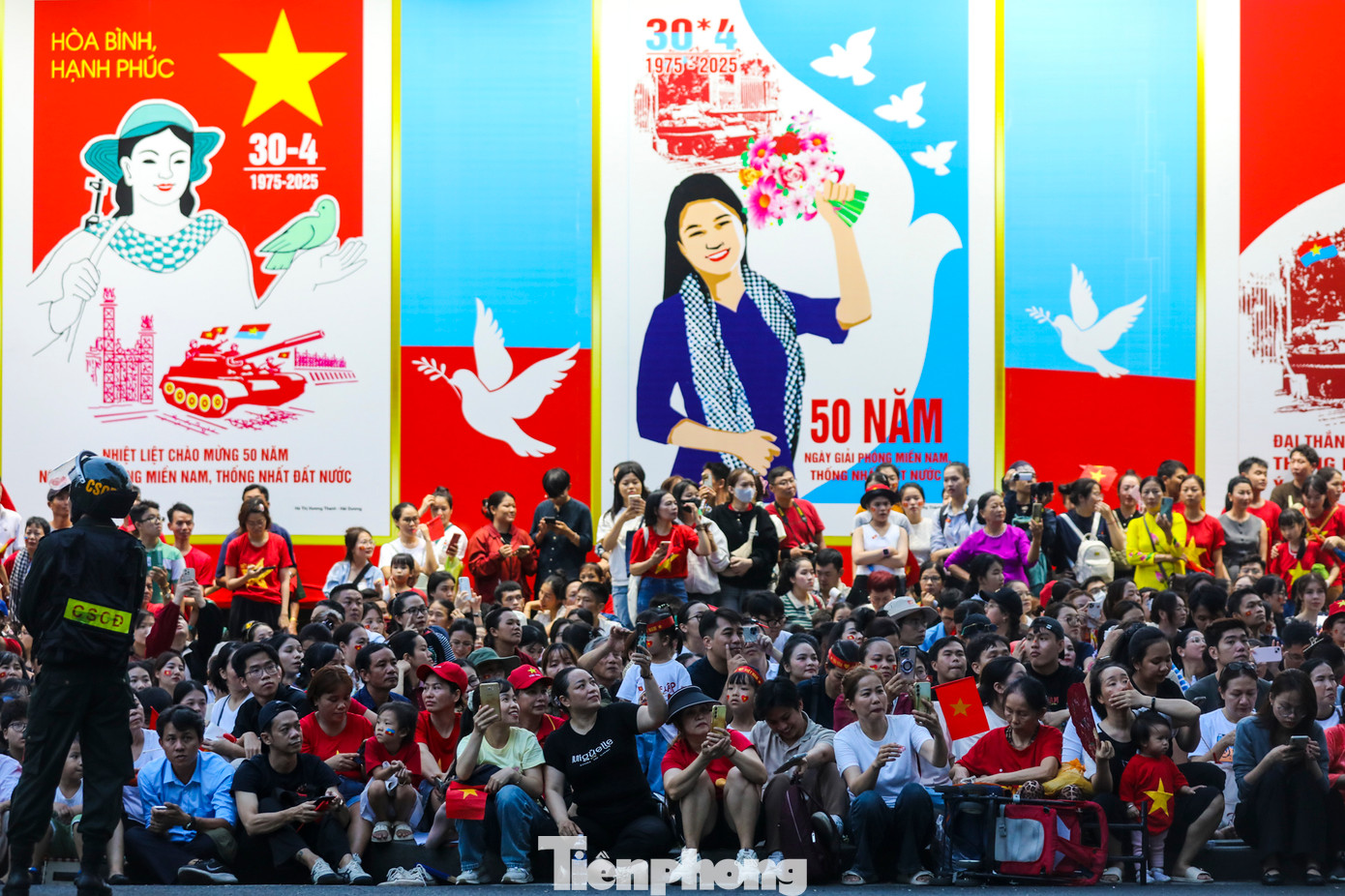 Hàng nghìn người dân ở TPHCM đứng chật kín hai bên đường, vẫy cờ hoa và hò reo chào mừng từng khối chiến sĩ đi qua, tạo nên khung cảnh đầy cảm xúc.