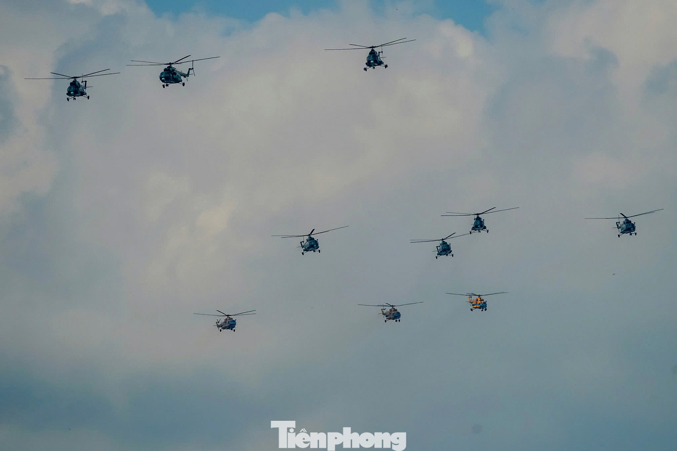 10 chiếc trực thăng xếp đội hình 3 - 4 - 3 bay trên sông Sài Gòn. Khoảng cách giữa các trực thăng trong từng biên đội là 30 m để đảm bảo an toàn và đồng bộ.