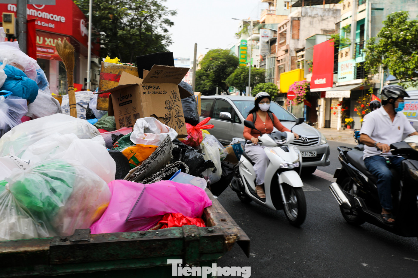 “Trước đây, xe chở rác đến rất đúng giờ nhưng bây giờ rác quá nhiều. Những khu vực khác xe thu gom rác xếp hàng còn nhiều hơn chỗ này” – ông T. nói thêm.