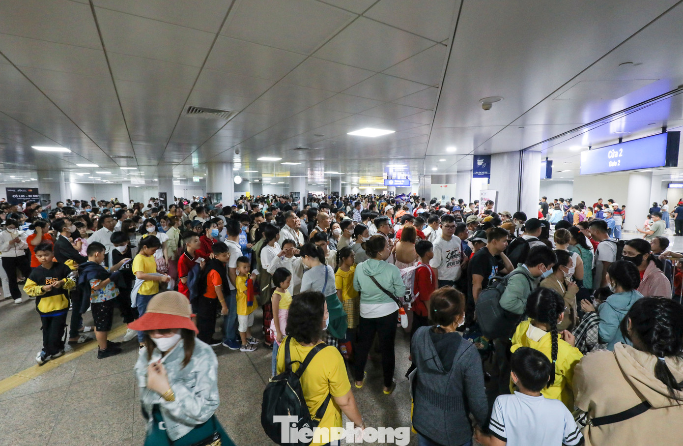 Trước lượng hành khách đổ về các ga quá đông, nhiều người ngao ngán bỏ ra về.