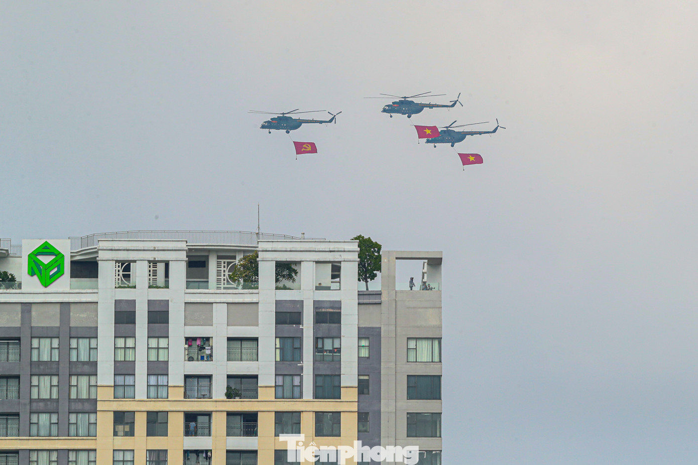 Sau khi bay vòng vào khu vực trung tâm, đội hình bay chuyển hướng ra bến Bạch Đằng.