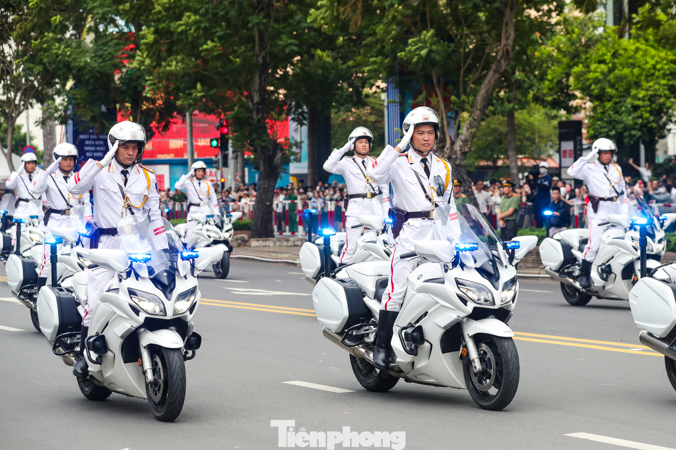 Cảnh sát biểu diễn các động tác khi điều khiển mô tô đặc chủng. Ảnh: Duy Anh.