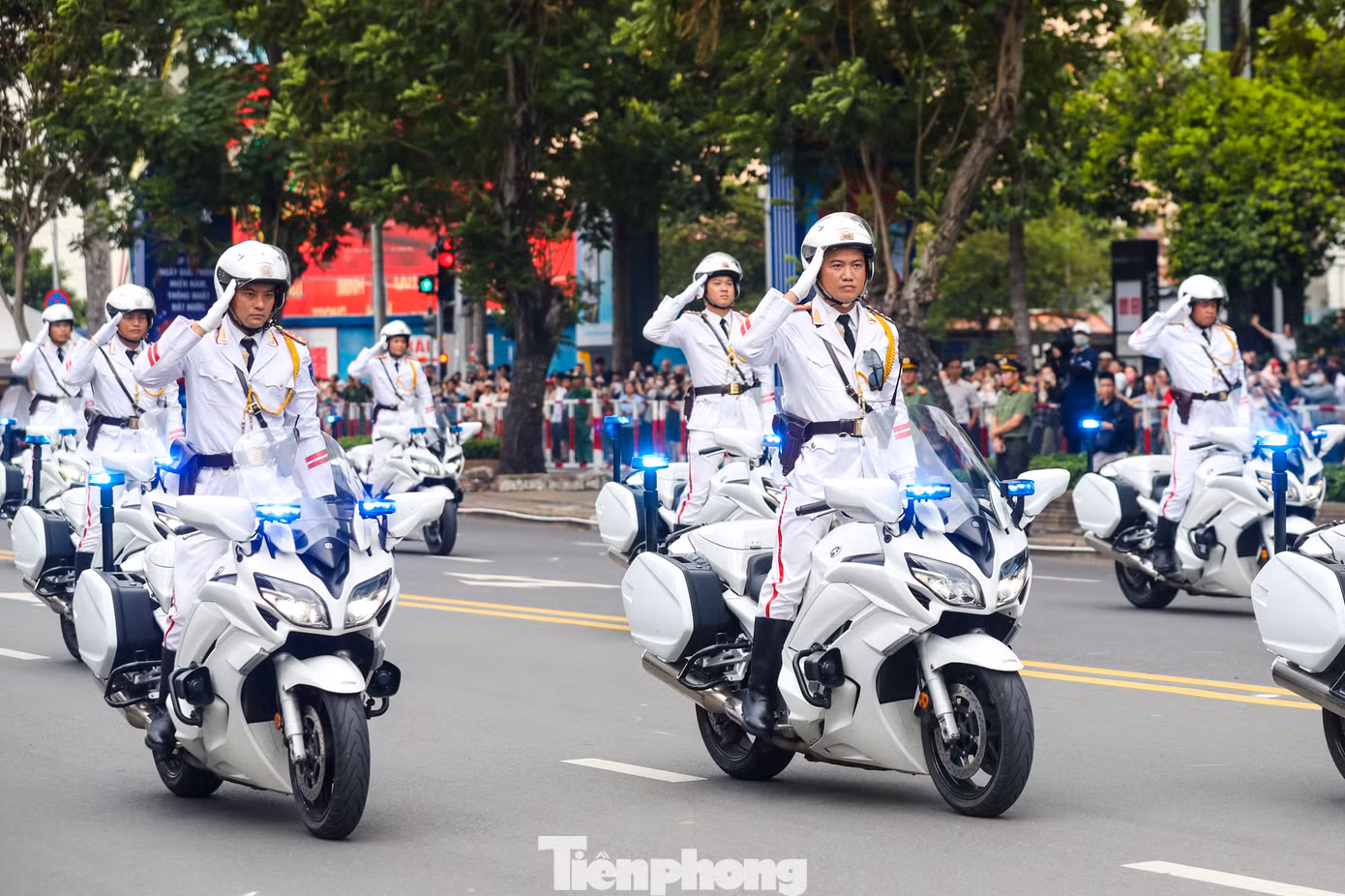 Cảnh sát biểu diễn các động tác khi điều khiển mô tô đặc chủng. Ảnh: Duy Anh.