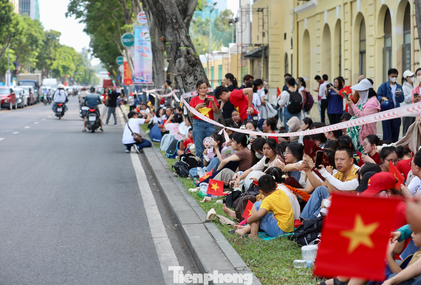 Người dân háo hức chờ đợi trong suốt nhiều giờ