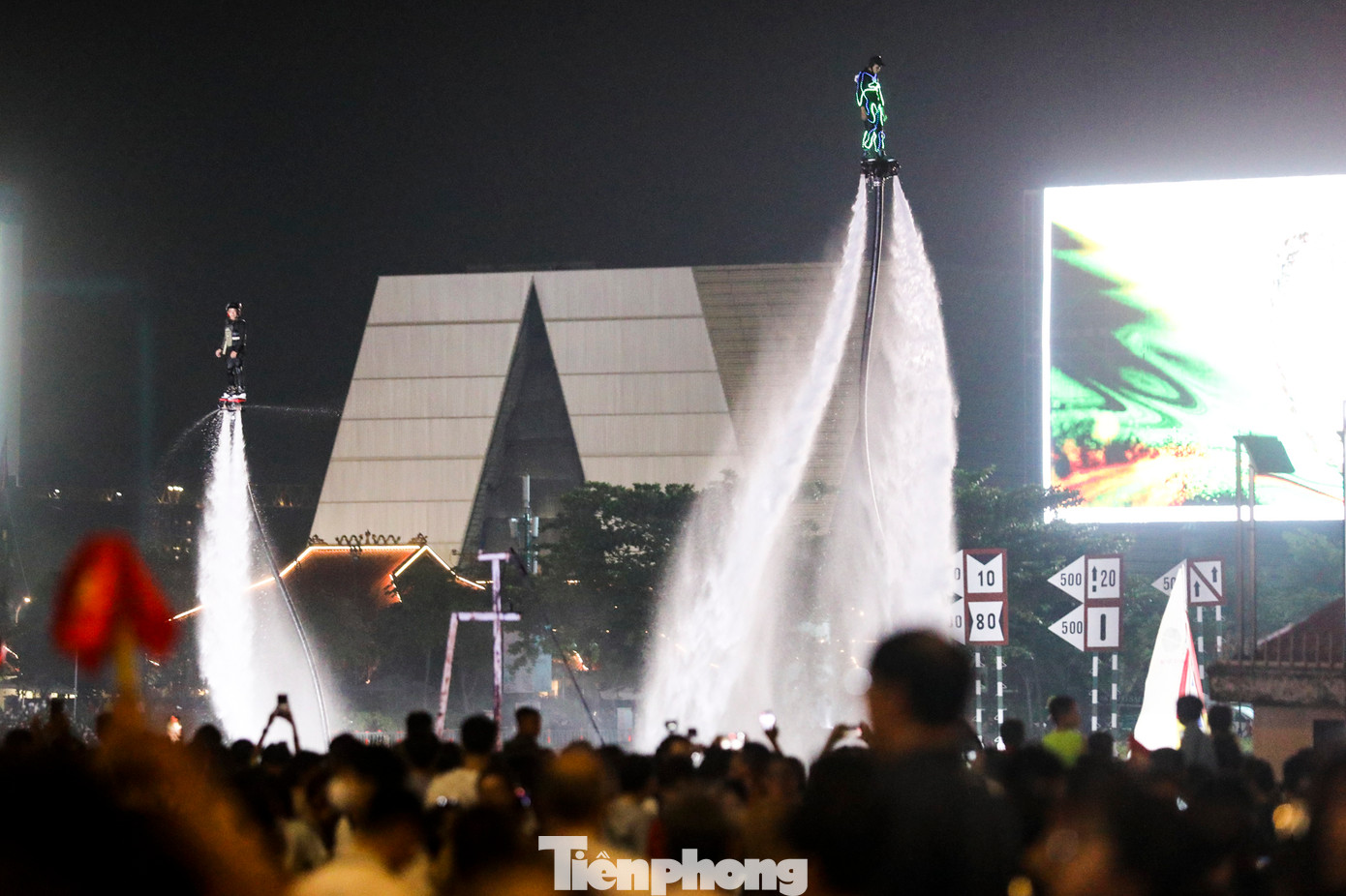 Trung tâm Văn hóa và Triển lãm TPHCM phối hợp với bộ phận chuyên môn, Bộ Tư lệnh Thành phố và các cơ quan, đơn vị liên quan chính thức khai pháo bắt đầu chuỗi chương trình nghệ thuật - thể thao &quot;Sắc màu thành phố Bác&quot; tại khu vực sông Sài Gòn (đoạn trước đường Nguyễn Huệ).