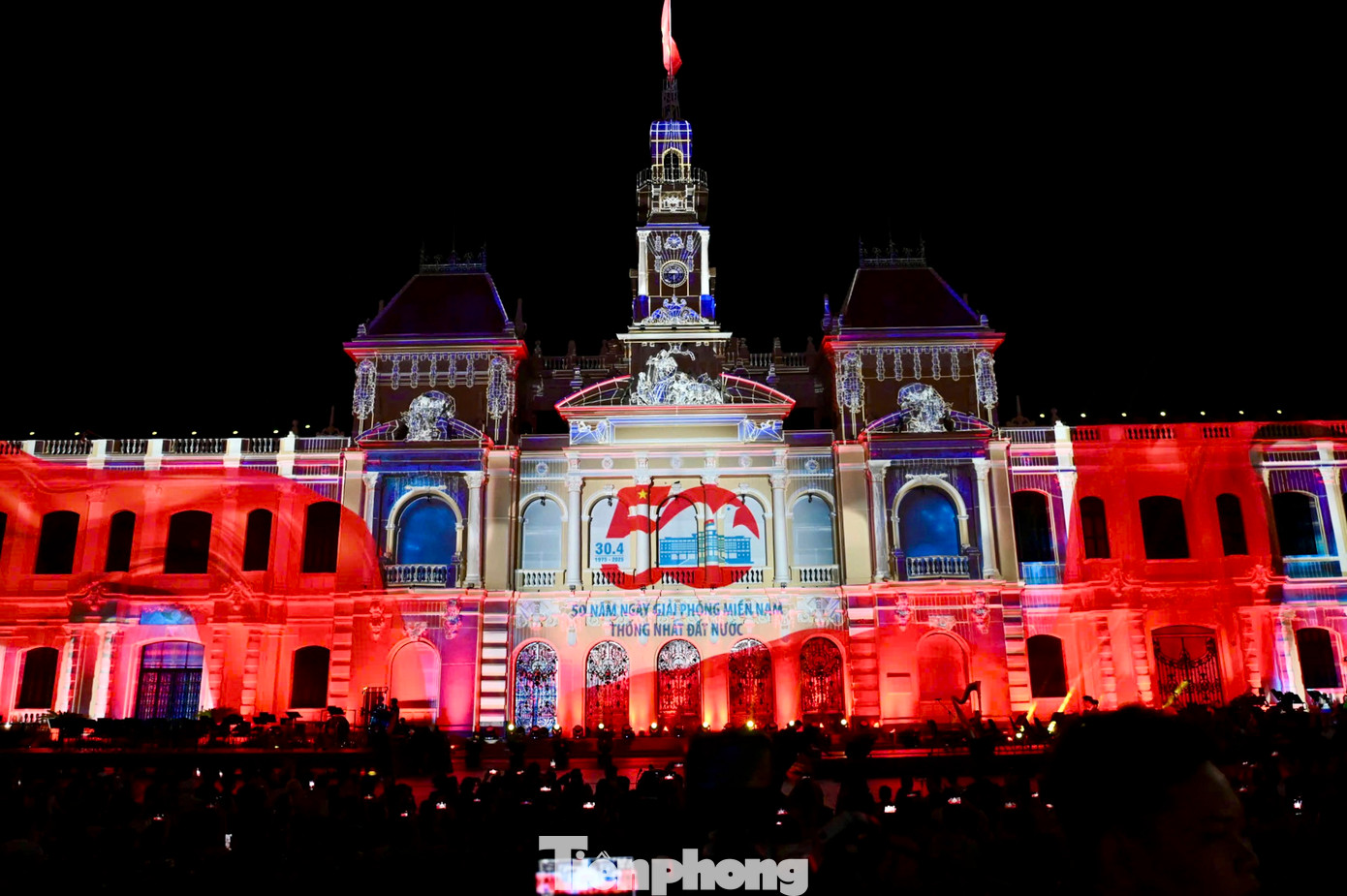 Tại trụ sở UBND TPHCM ở đường Lê Thánh Tôn trình chiếu công nghệ 3D Mapping trên mặt tiền tòa nhà với sự tham gia của các nhóm sáng tạo đến từ Pháp, Bỉ, Singapore và Việt Nam, biểu diễn giao hưởng - hợp xướng kết hợp với Mapping Visual Art...