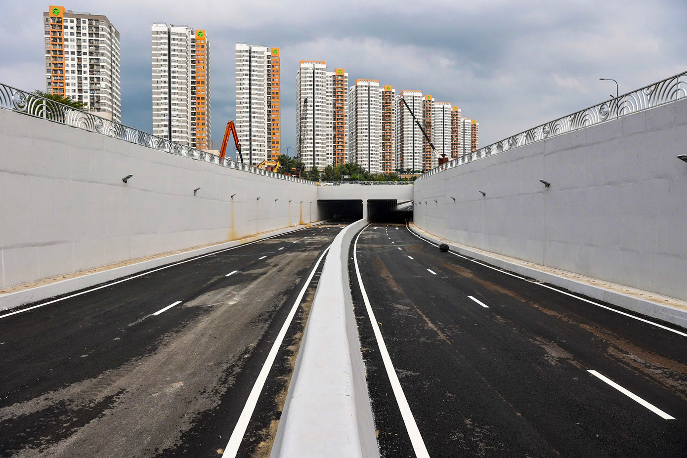 Theo dự kiến ban đầu, hầm chui HC1-01 sẽ hoàn thành trước ngày 30/4, tuy nhiên do chưa hoàn thiện hạng mục thoát nước dưới hầm chui nên thời gian thông xe được dời đến cuối tháng 6/2025. Hầm chui HC1-01 là hạng mục thành phần đầu tiên được hoàn thành trong tổng thể dự án nút giao thông An Phú. Theo dự kiến ban đầu, hầm chui HC1-01 sẽ hoàn thành trước ngày 30/4, tuy nhiên do chưa hoàn thiện hạng mục thoát nước dưới hầm chui nên thời gian thông xe được dời đến cuối tháng 6/2025. Hầm chui HC1-01 là hạng mục thành phần đầu tiên được hoàn thành trong tổng thể dự án nút giao thông An Phú.