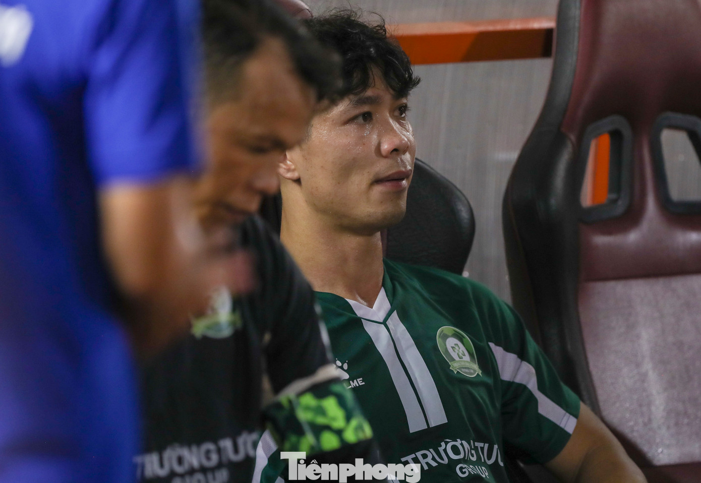 Công Phượng và Tấn Trường thẫn thờ trong khu vực cabin sau trận đấu.