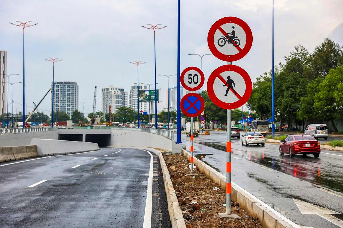 Mỗi hầm có hai làn xe chạy, tốc độ tối đa là 50 km/h, cấm xe máy và người đi bộ. Mỗi hầm có hai làn xe chạy, tốc độ tối đa là 50 km/h, cấm xe máy và người đi bộ.