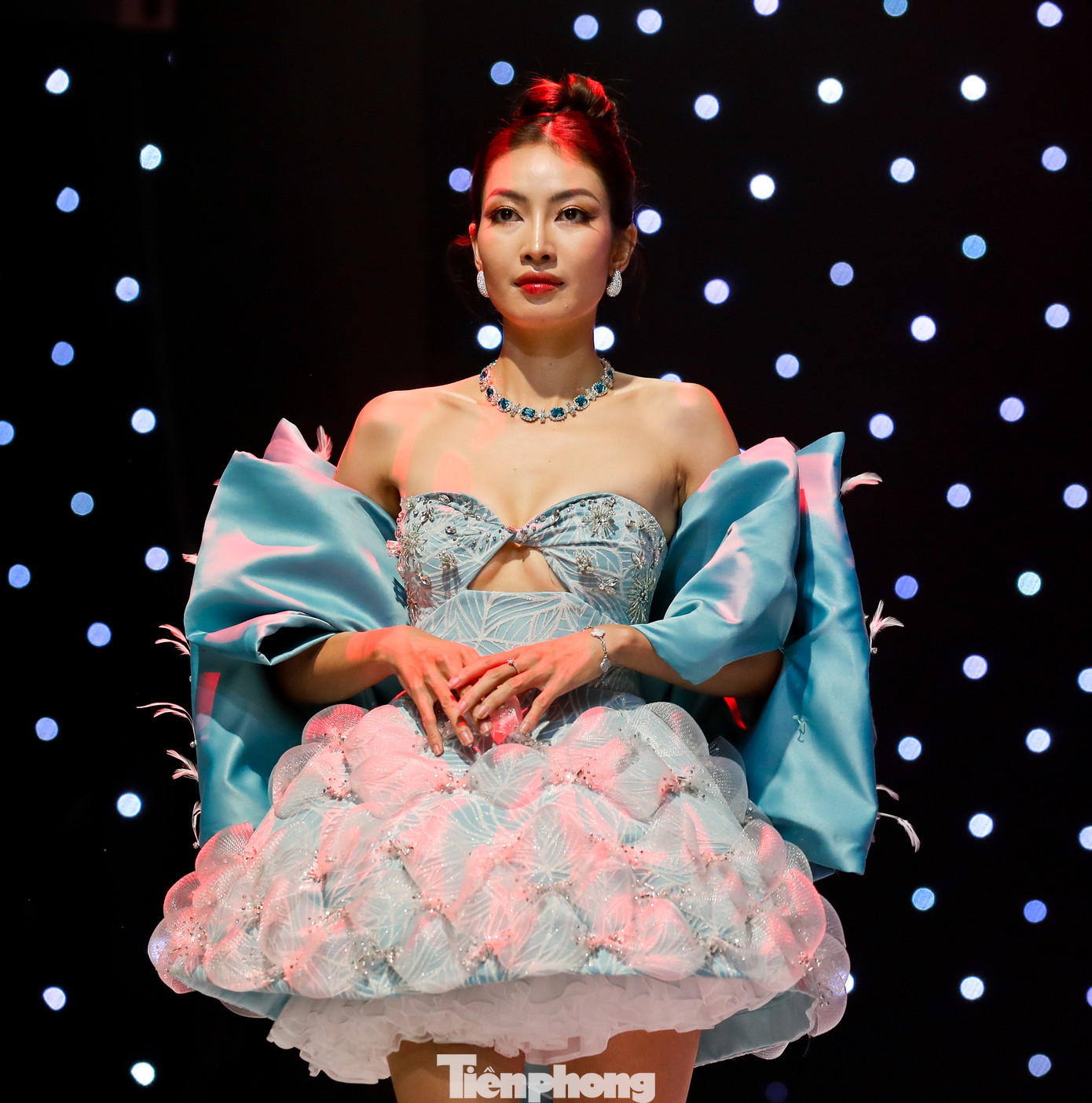 Ngoài trang phục áo dài, nhà thiết kế Việt Hùng còn mang đến những nét độc đáo, mới lạ cho các trang phục dạ hội và công sở.