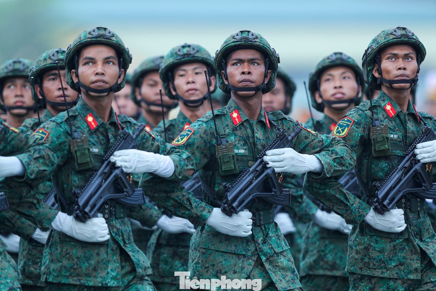 Phần diễu hành kế tiếp gồm 12 khối do TPHCM đảm nhiệm.