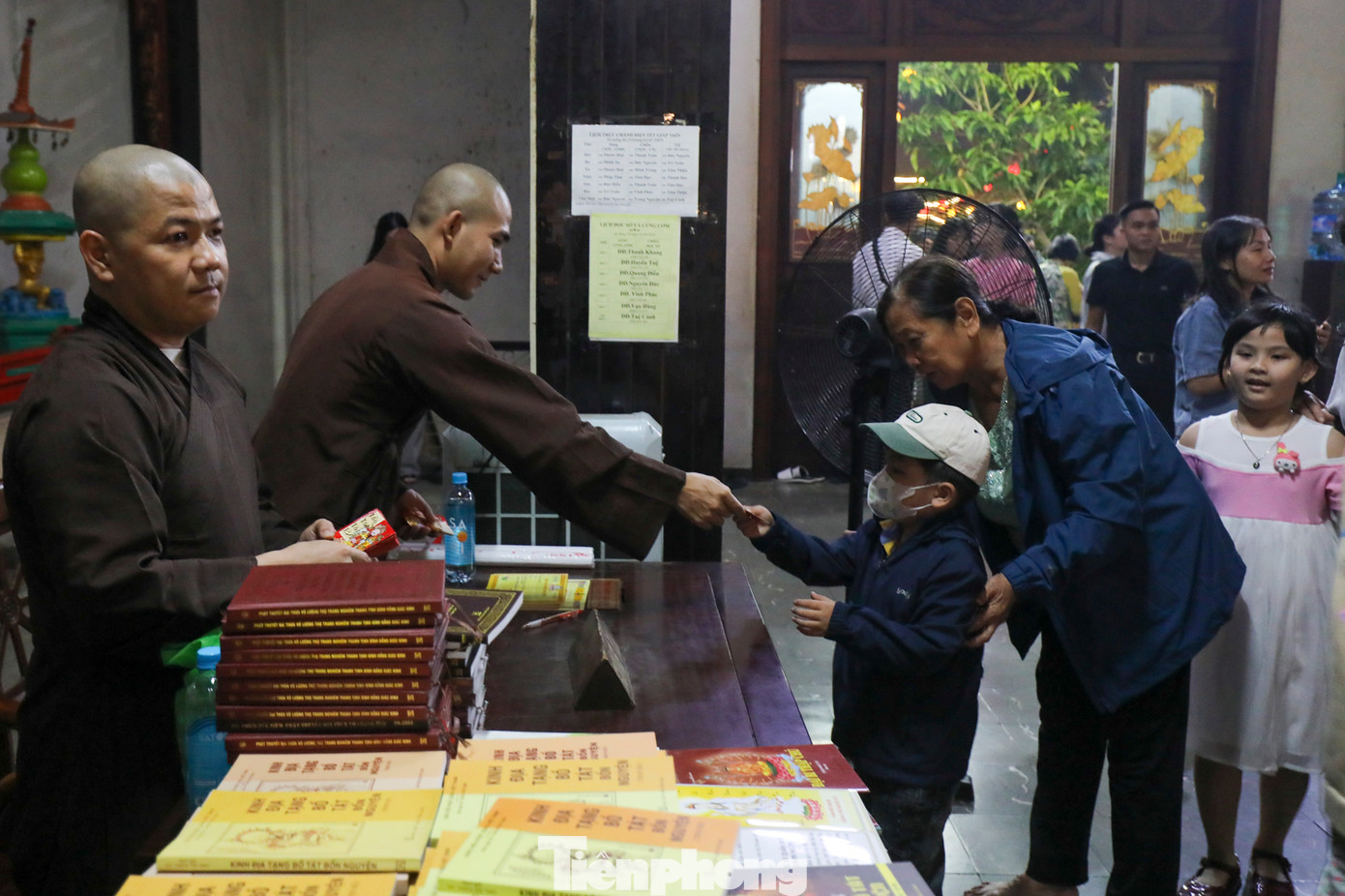 Nhiều người đi lễ đầu năm để gửi gắm ước nguyện, cầu những điều tốt đẹp nhất trong năm mới.