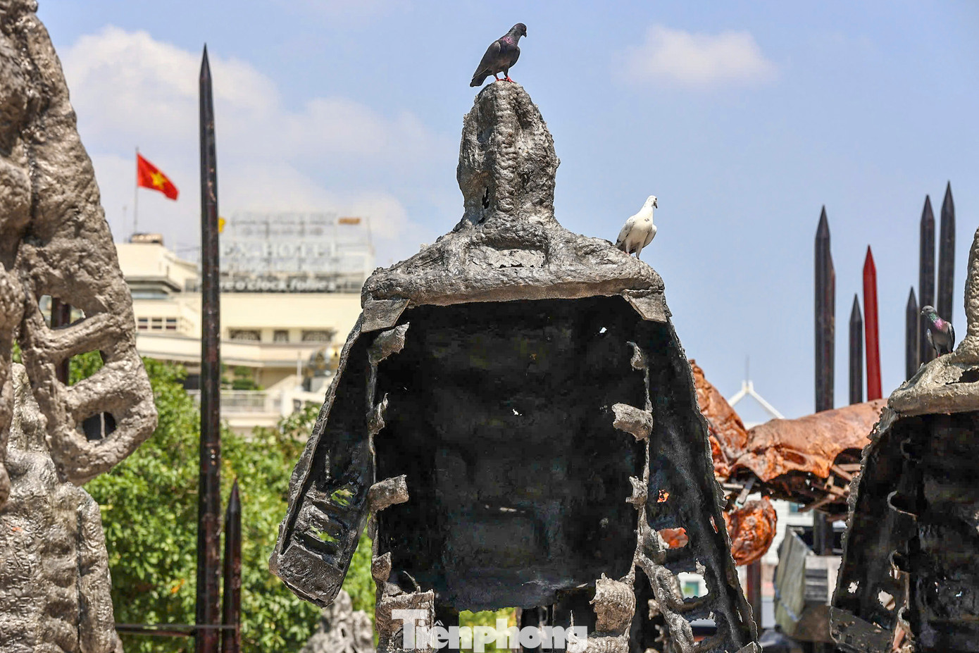 Phần lớn diện tích triển lãm trưng bày 27 tượng nhôm đúc cao 3,3-4,5 m, tổng trọng lượng 25 tấn. Các bức tượng không có hình dáng, biểu cảm cụ thể mà là ẩn dụ về sự kiên cường bất khuất của những người đã ngã xuống cho hòa bình dân tộc.